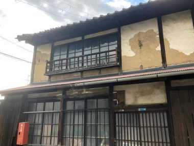 210907八木裏路地長屋の漆喰壁