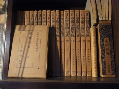 古い書棚の本