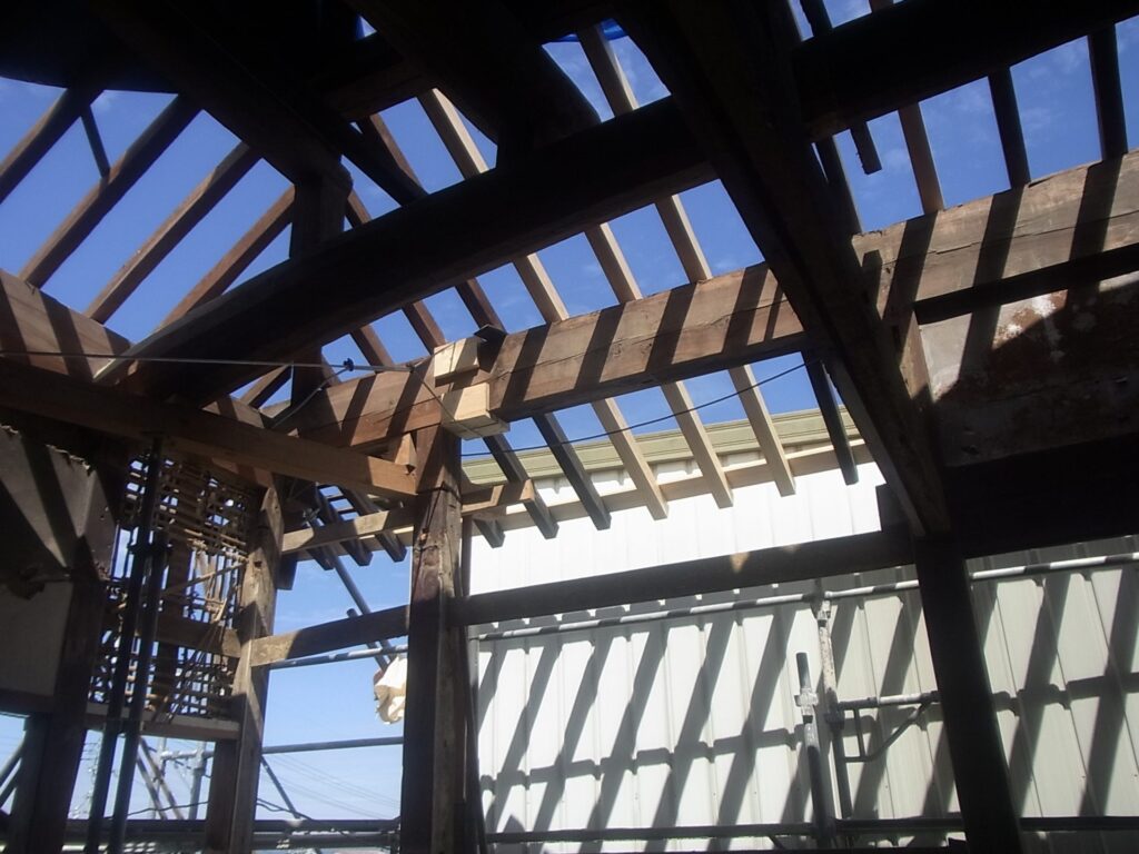 庫裏の解体　屋根下地をとったところ