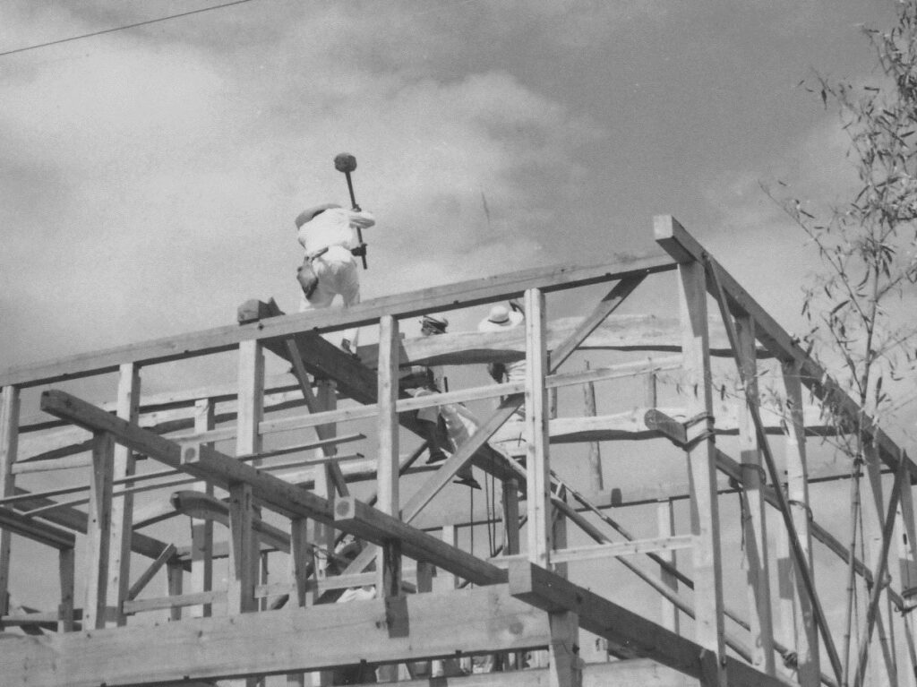 木造住宅 在来構法 1963年の棟上げの様子