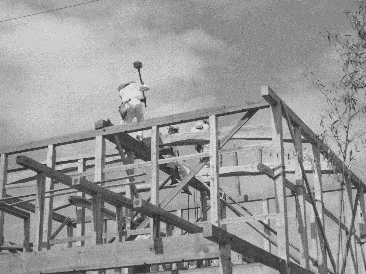 木造住宅　在来構法　1963年の棟上げの様子