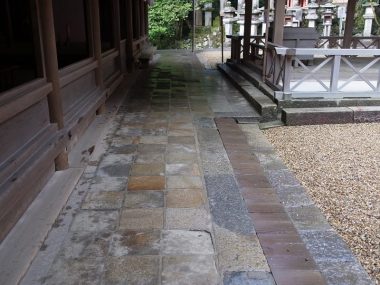 摂社若宮神社細殿及び神楽殿　石畳