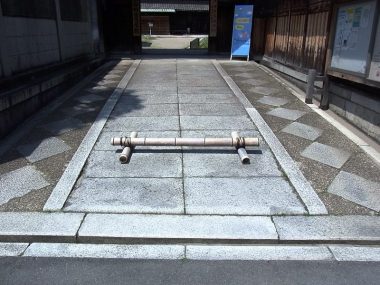 登録文化財　吹田西尾家住宅　入口付近の石畳