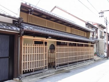 奈良の町家　改修例　名栗の駒寄せ柵