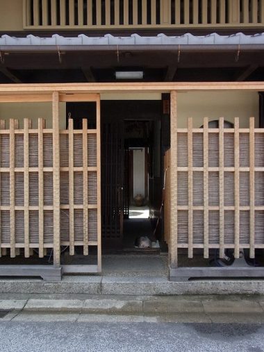 奈良の町家　改修例　名栗の駒寄せ柵　すだれの目隠し