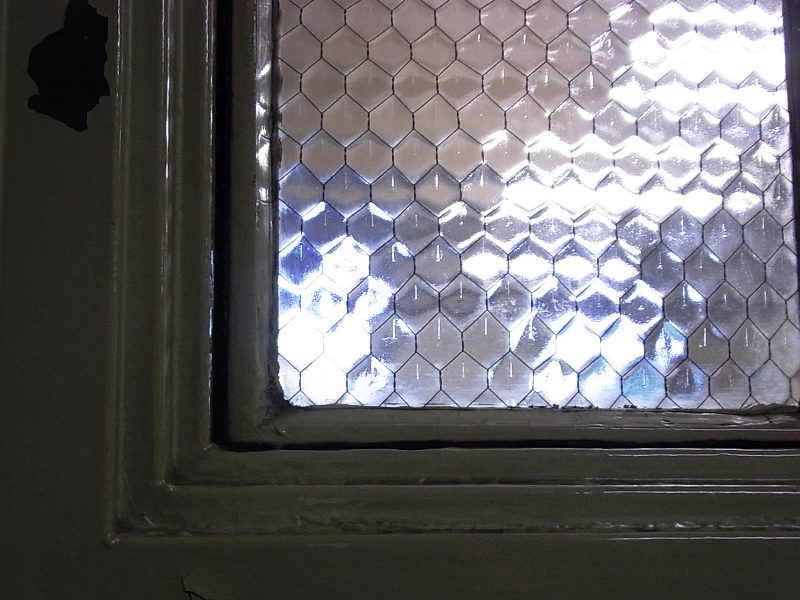 大阪府庁の亀甲網入りガラス