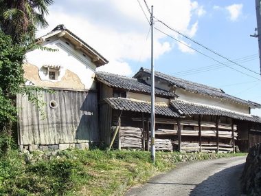 川西市西多田の農家　長屋門と蔵