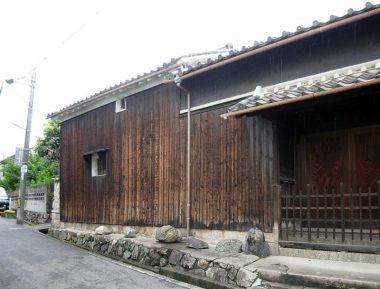 岡本の長屋門　焼き杉板の外壁