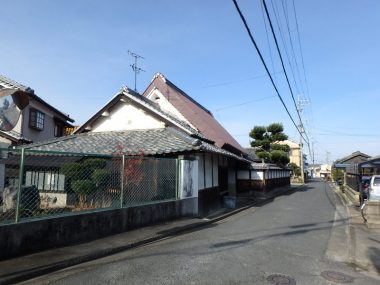 200114奈良盆地南部　街道筋の茅葺き民家