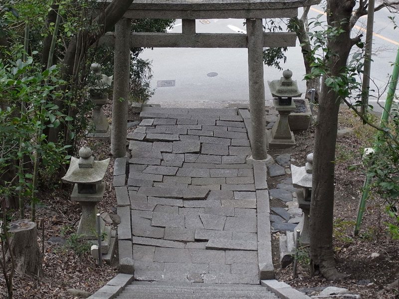 200125池田市伏尾の神明社境内　花崗岩が押し合う石畳