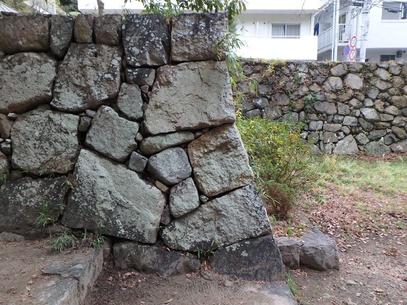 191229六甲大土神社石積み隅部の稜線