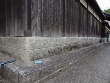 200125池田市伏尾の久安寺前の民家塀の基礎石　縁取りが几帳面