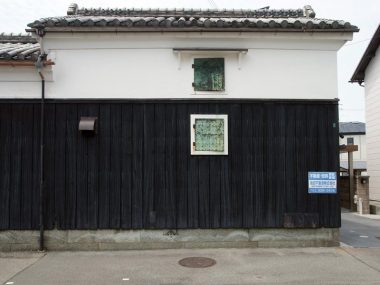 200804明石市八木の土蔵　基礎は竜山の青石