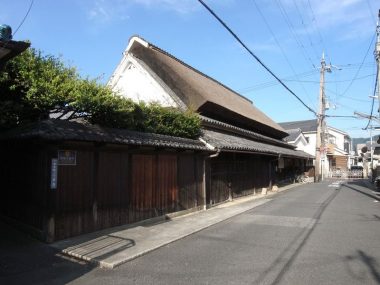 200823八尾市河内木綿の問屋　大和棟の茅葺き民家　登録文化財桃林堂板倉家住宅