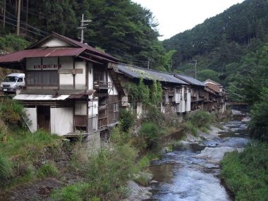 200813東吉野村小川鷲家川添いの民家群