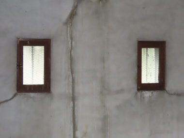 旧松本邸（登録文化財）の防空壕の窓　亀甲硝子