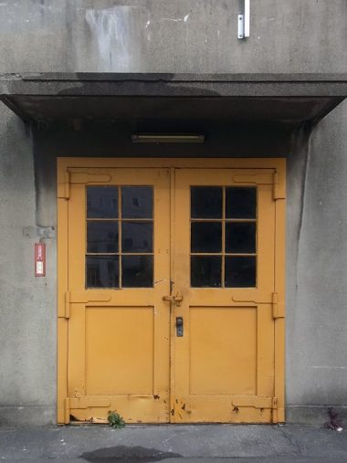 130119近代建築　黄色いドア
