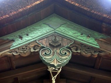 230718奈良市漢國神社　拝殿の拝み部分の錺金物