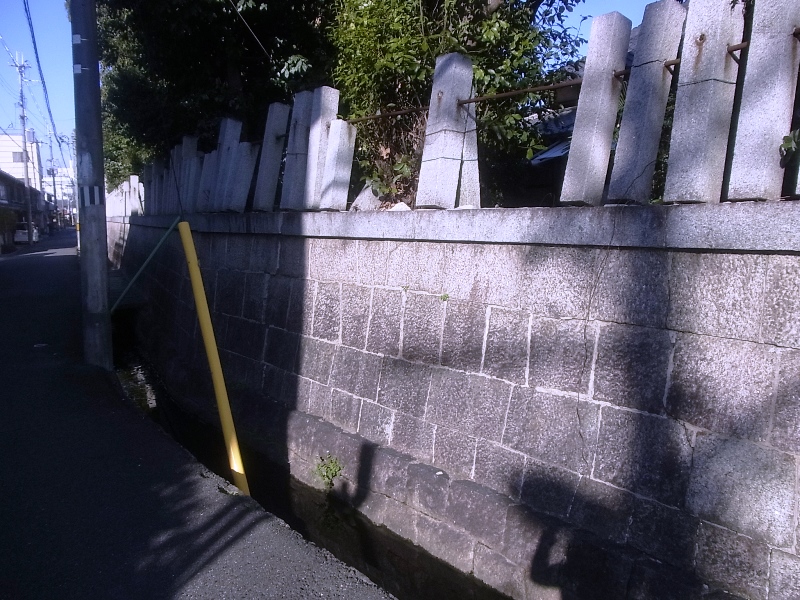 150124奈良県の八木春日神社の玉垣（崩落中）